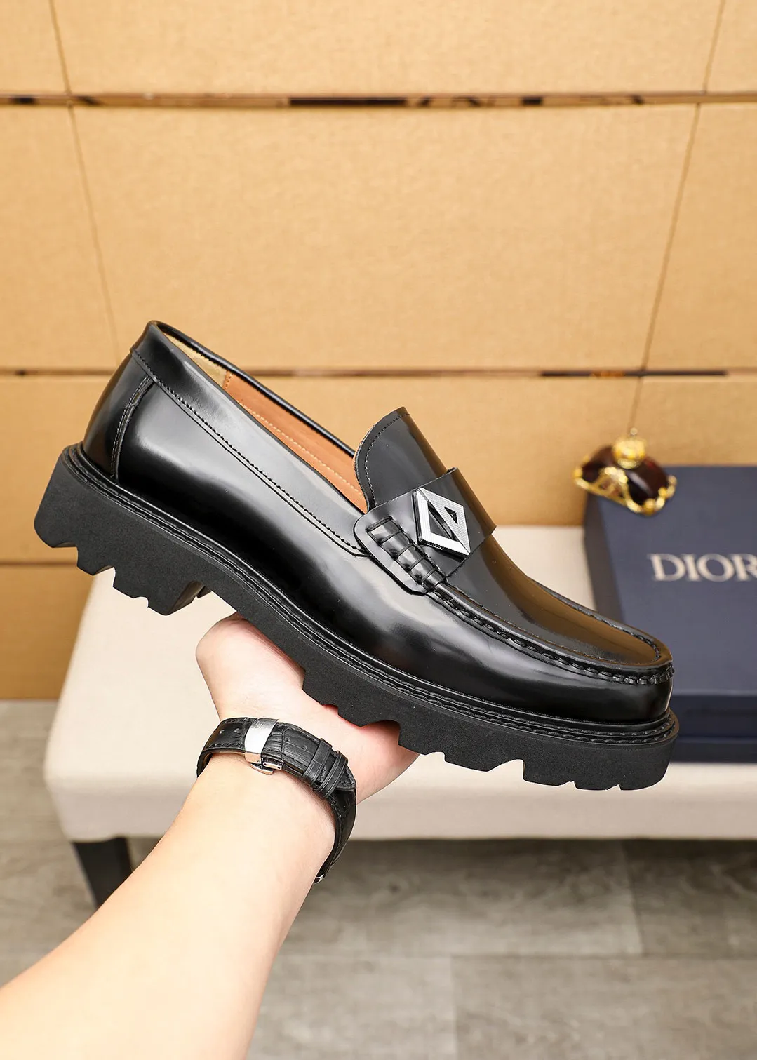 Men's shoes 💰480 💐 Product trademark: Dior "Dior" casual leather shoes Regular size: 39-44 (45🉑️customized) Product materials: Selected Italian imported first-layer beaded cowhide upper + classic hardware buckle, imported water-dyed 🐂 cowhide lining. Strong three-dimensional visual effect, original outsole Color: 3⃣️colors available